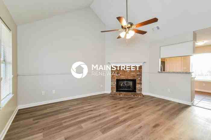 7098 Hampton Dr - Photo 4 of 16