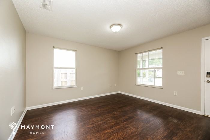 1410 W 20th St - Photo 5 of 14
