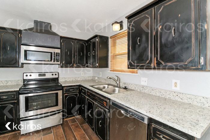 8202 Laredo Trl - Photo 6 of 17