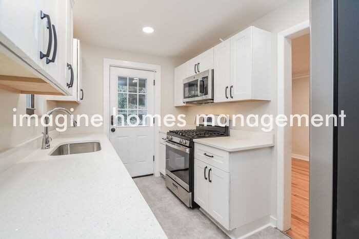 2044 Jacob St - Photo 6 of 19