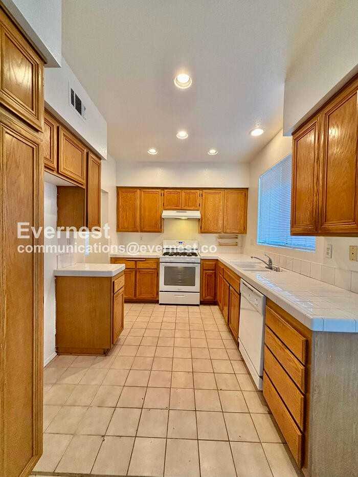 27620 Parkside Dr - Photo 3 of 36