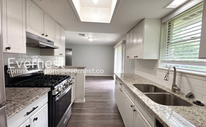 12318 Astoria Blvd - Photo 4 of 25