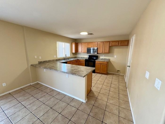 10606 W Zak Rd - Photo 7 of 35