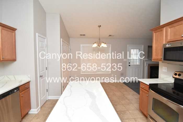 1513 Stonewood Dr - Photo 3 of 12