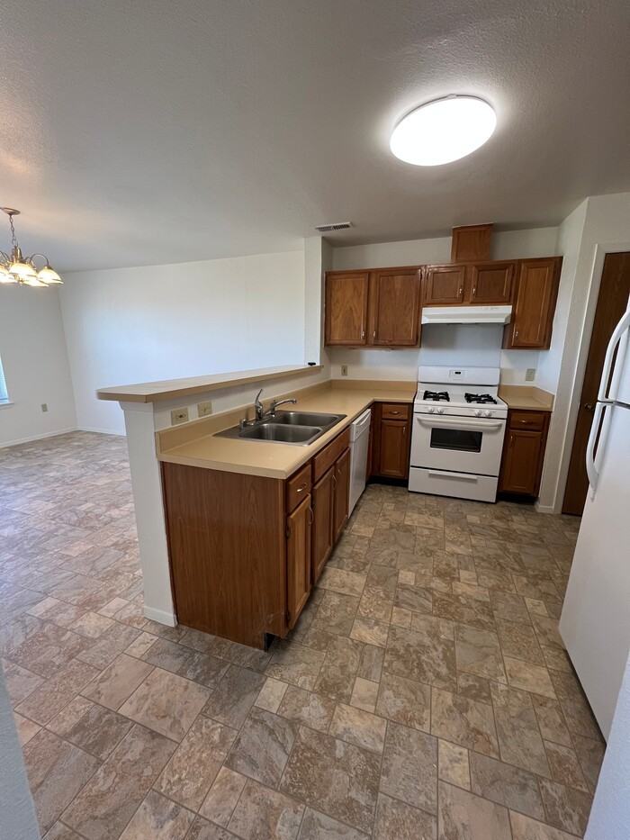 1128 Dakota Dr - Photo 3 of 5