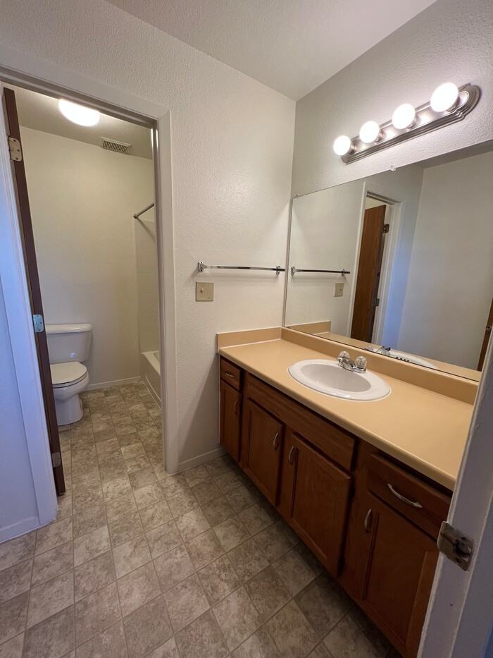 1128 Dakota Dr - Photo 4 of 5