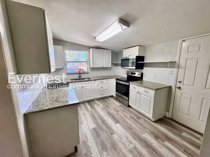 10115 N Ashley St - Photo 3 of 28