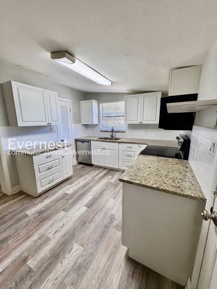 10115 N Ashley St - Photo 4 of 28