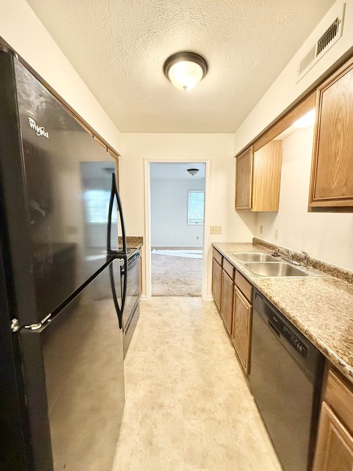 408 W Maple St #F - Photo 4 of 11