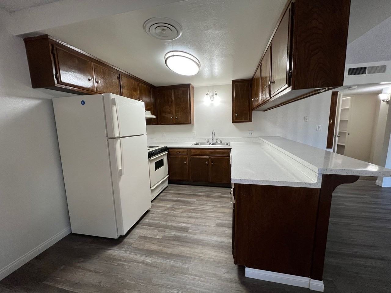 Raintree Garden Apartments - Photo 4 of 33