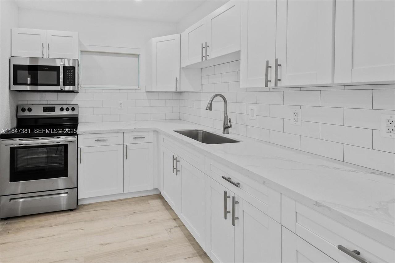 18401 Northwest 42nd Court - Photo 4 of 34