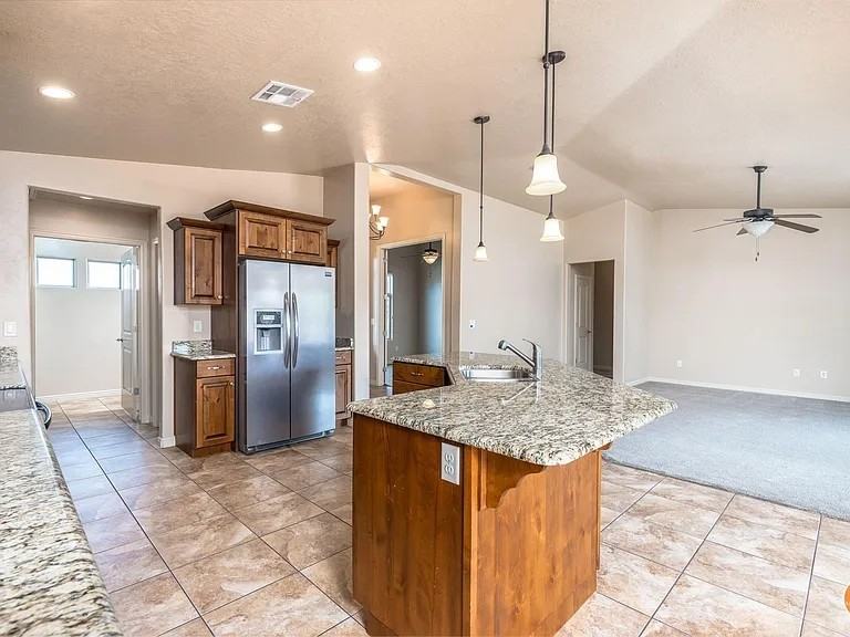 445 Nwest Cir - Photo 4 of 23