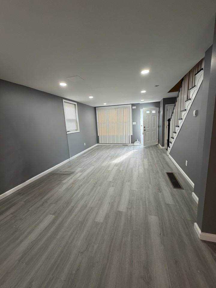 547 Eastlawn Ave - Photo 2 of 8