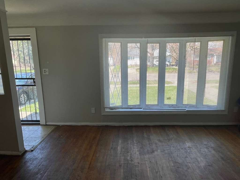 16896 Salem St - Photo 3 of 9