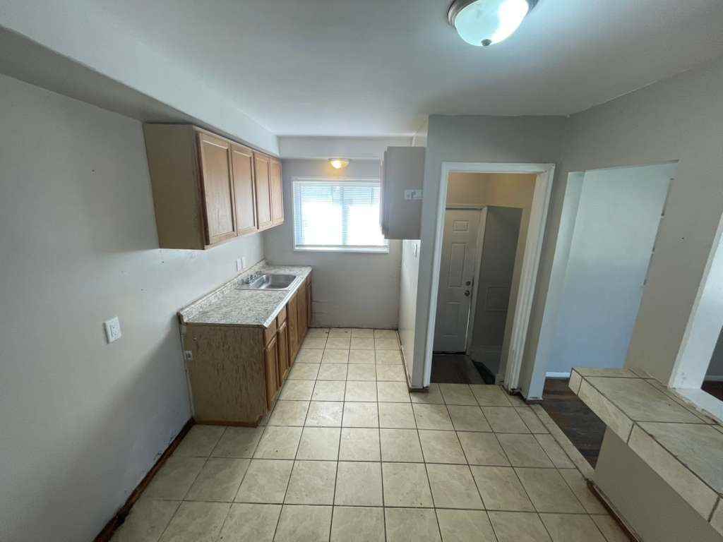 16896 Salem St - Photo 5 of 9