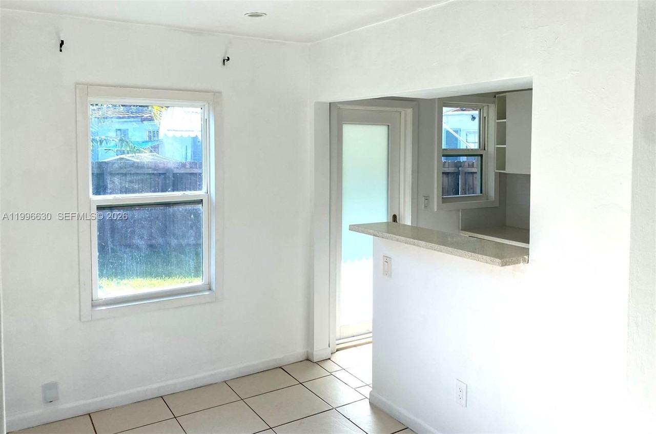 920 Ne 108th St - Photo 3 of 13