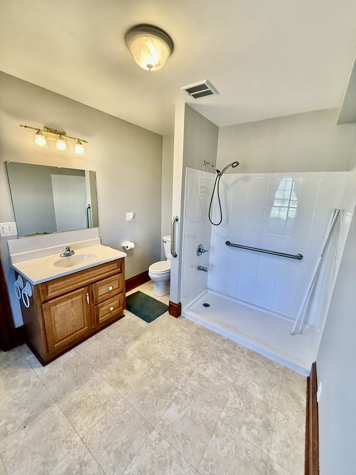 1213 Glenwood Heights Rd - Photo 4 of 17