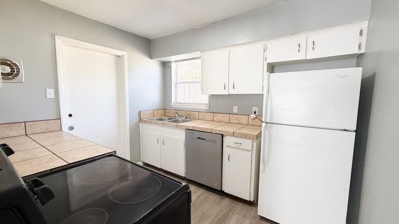 2512 1702, 1704, 1706,26Th St, Unita #1706A - Photo 4 of 16