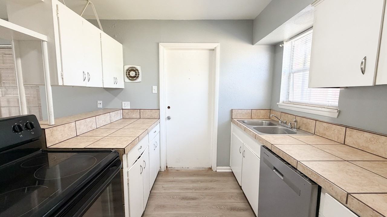 2512 1702, 1704, 1706,26Th St, Unita #1706A - Photo 5 of 16