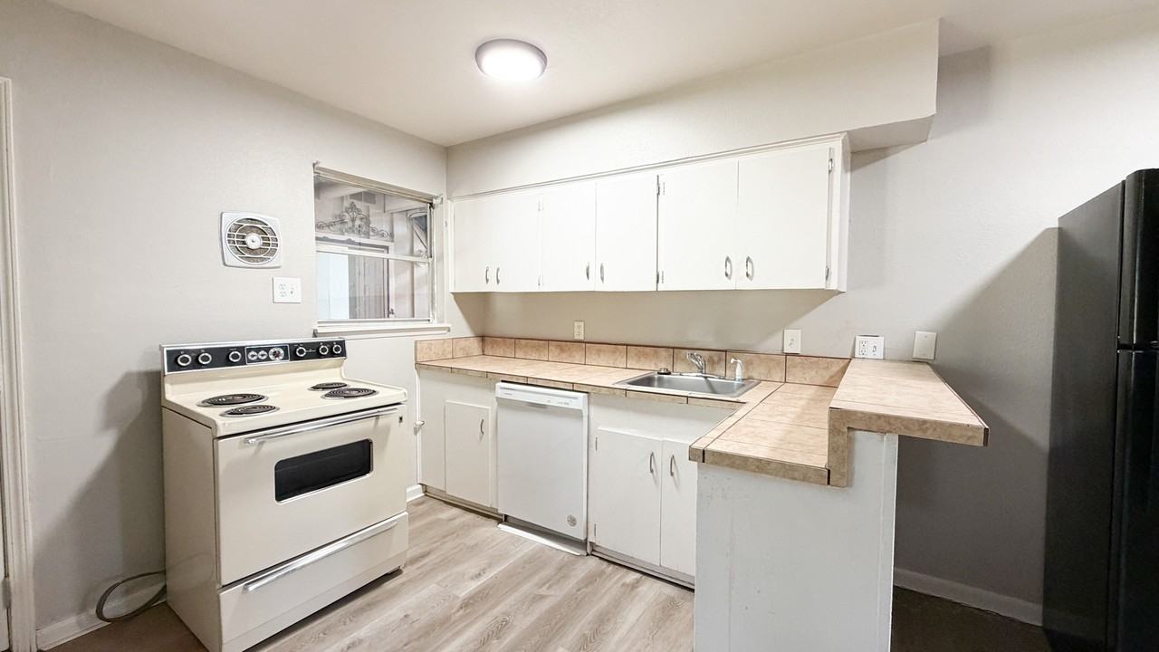 2512 1702, 1704, 1706,26Th St, Unitc #1706C - Photo 7 of 12