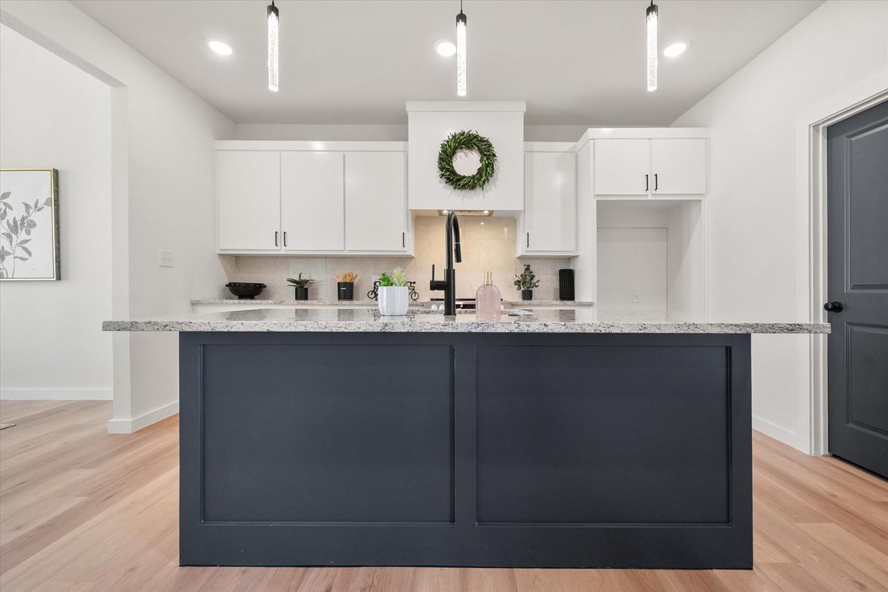 1414 Farmhouse Ave - Photo 5 of 25