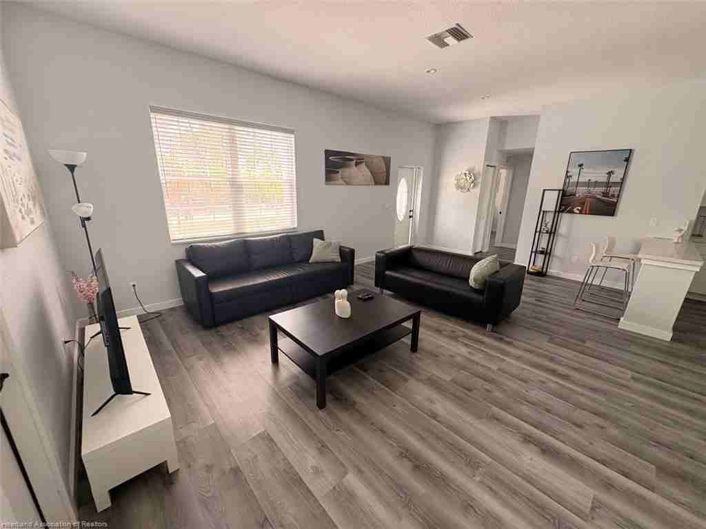 115 Fire Island Ave Ne - Photo 3 of 11