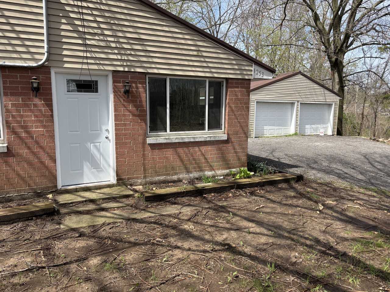 4253 S Lakeshore Dr - Photo 2 of 14