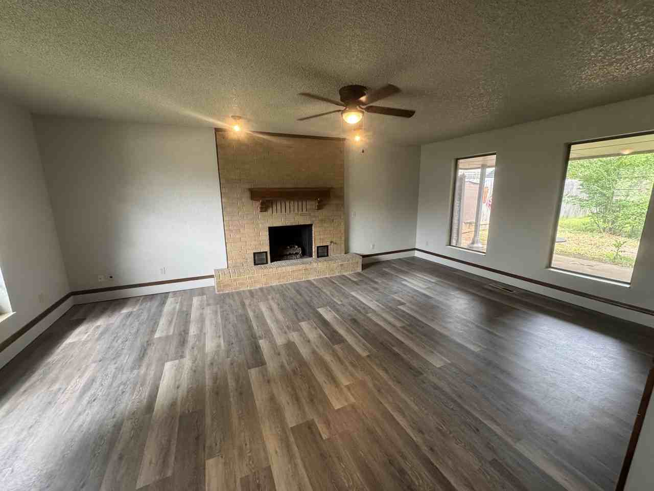 325 E Parkland Dr - Photo 2 of 29