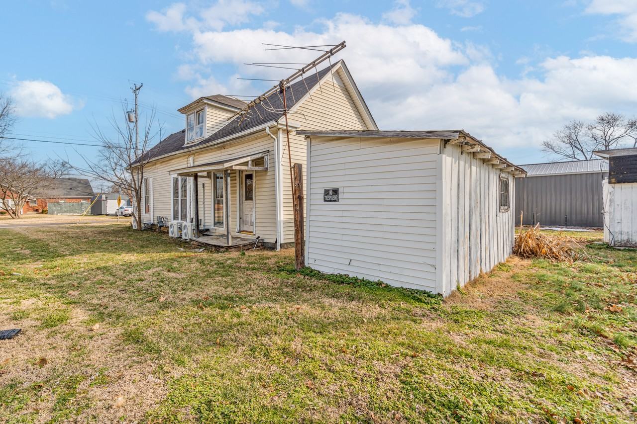 319 Montague St - Photo 6 of 29