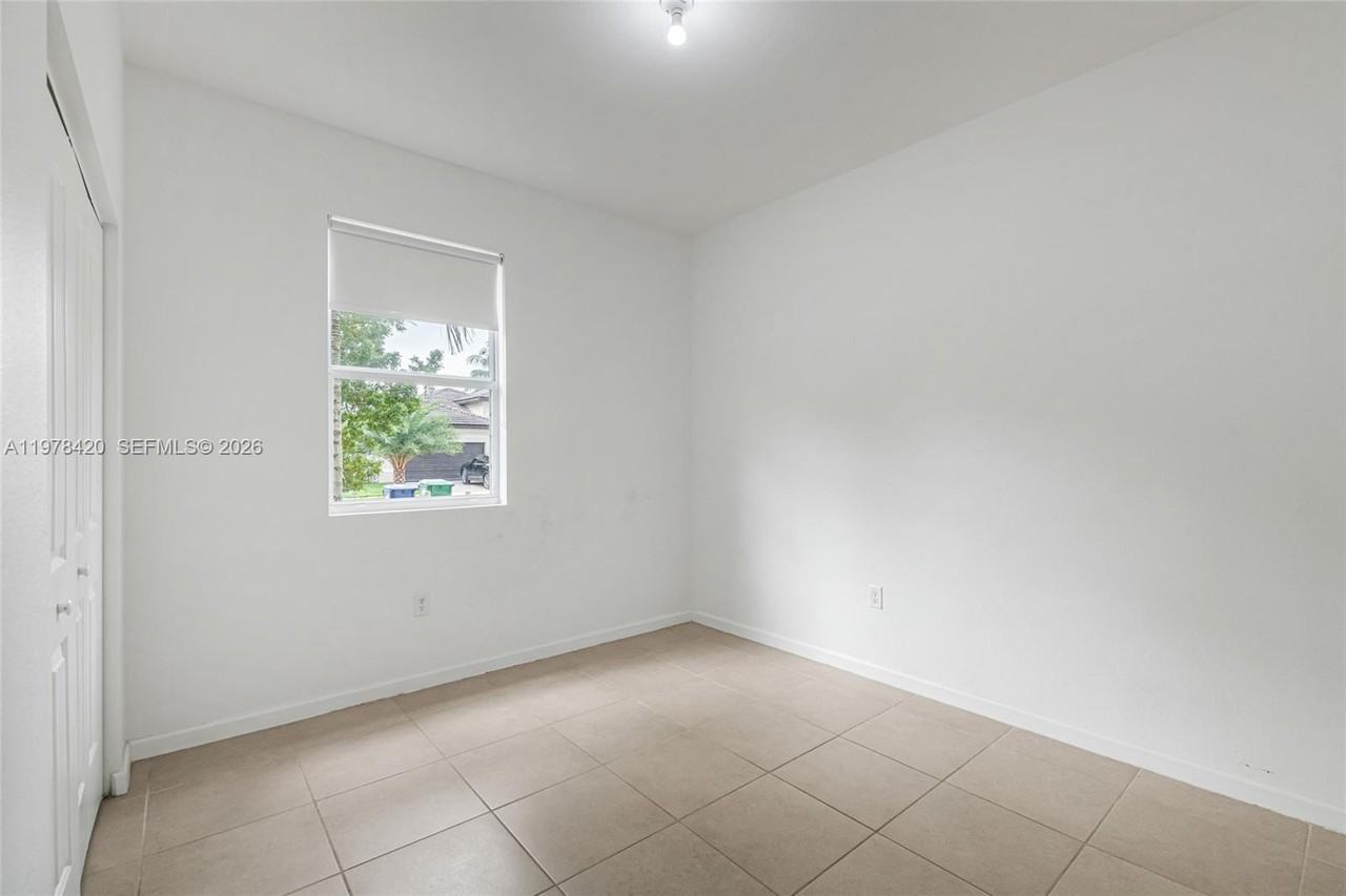 11863 Sw 253rd St - Photo 5 of 31