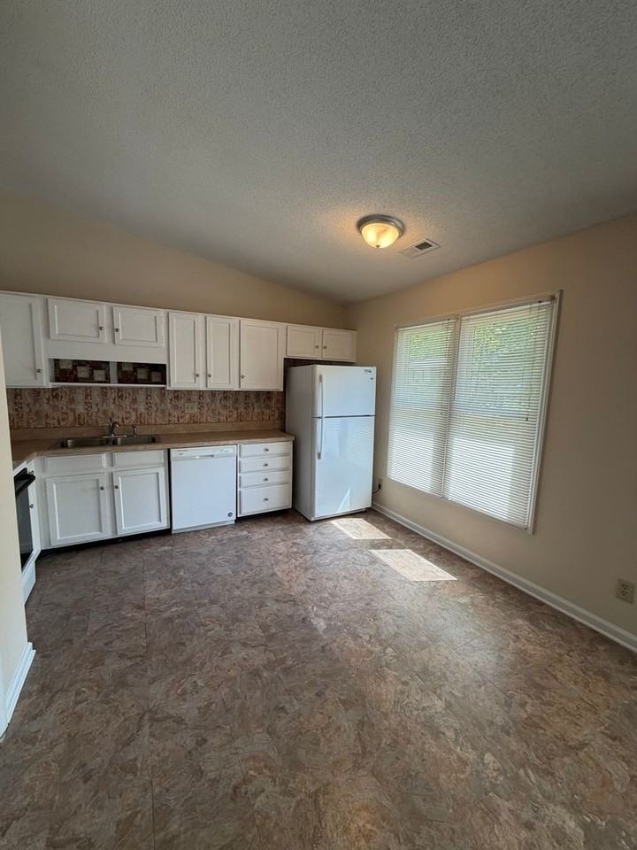 121 Westview Dr #38 - Photo 3 of 12