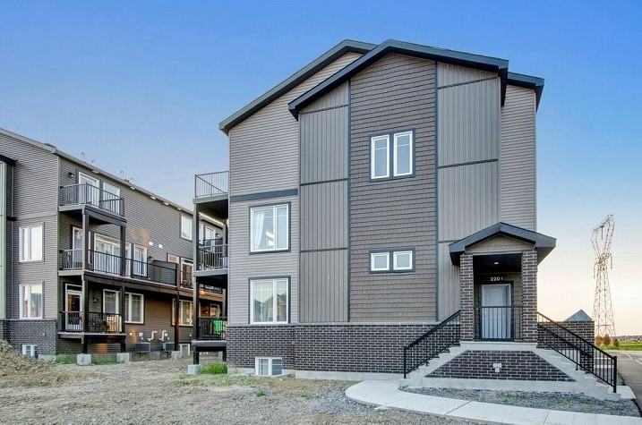 236 Livery - Photo 3 of 24