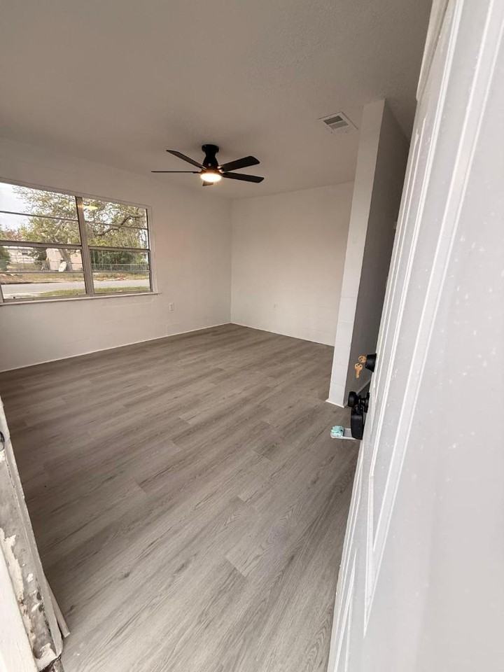 2407 6th St NE #2 - Photo 6 of 8