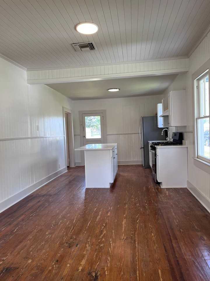 220 Saint Peter St - Photo 3 of 9