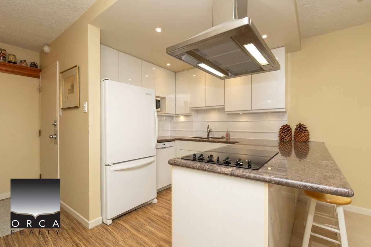 1995 Beach Ave - Photo 6 of 20