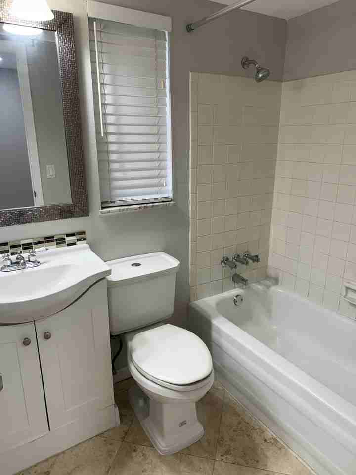 921 NE 16TH STUnit 3 #3 - Photo 3 of 9