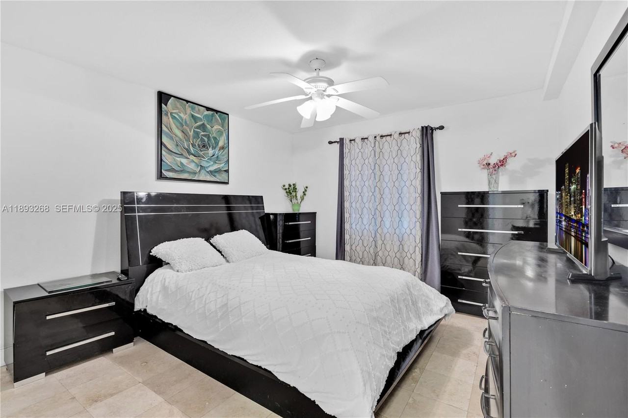 8909 Southwest 108th Street - Photo 6 of 28