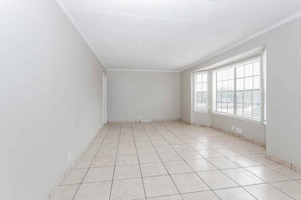 1496 W 31st St - Photo 4 of 16