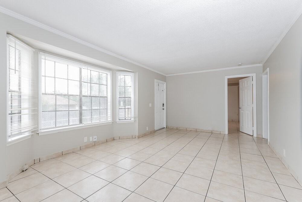 1496 W 31st St - Photo 5 of 16