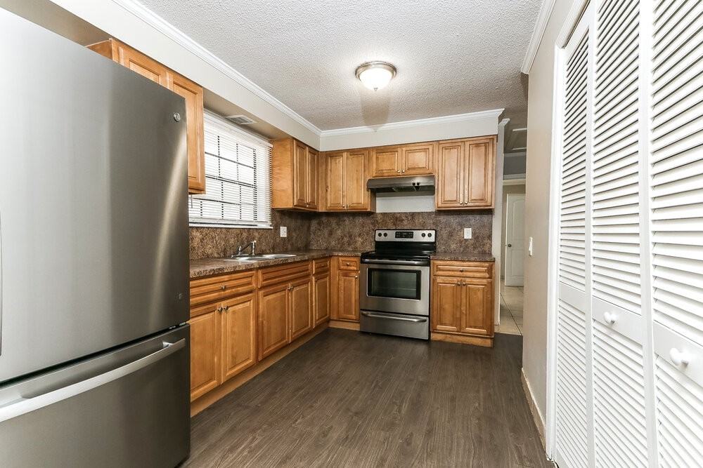 1496 W 31st St - Photo 6 of 16