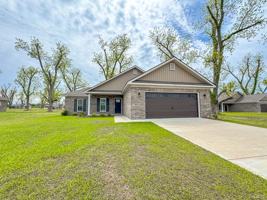 featured image of 211 Silverthorn Dr #1