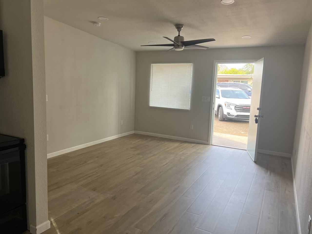 1215 E Mission Ln #3 - Photo 4 of 11