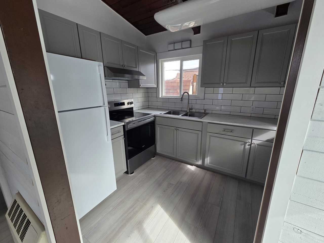 225 East Manor Avenue - Photo 3 of 15