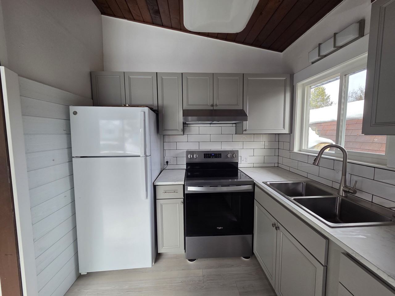 225 East Manor Avenue - Photo 4 of 15