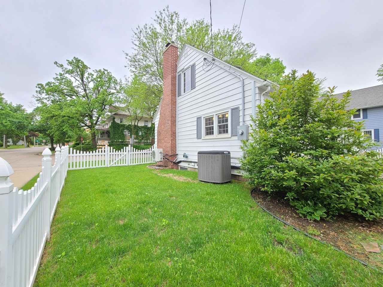 1103 1st St Nw #1 - Photo 3 of 25