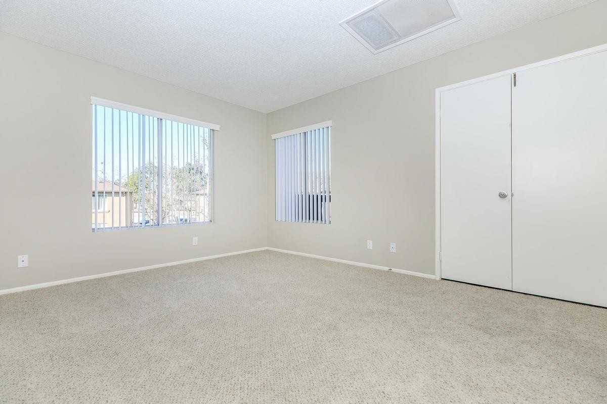 22159 Rimhurst Dr - Photo 4 of 12