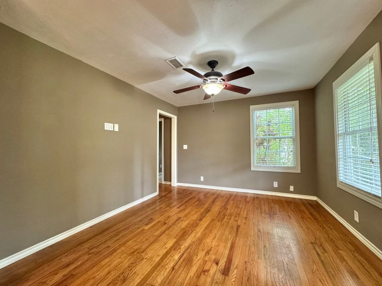 722 W 34th St - Photo 3 of 13