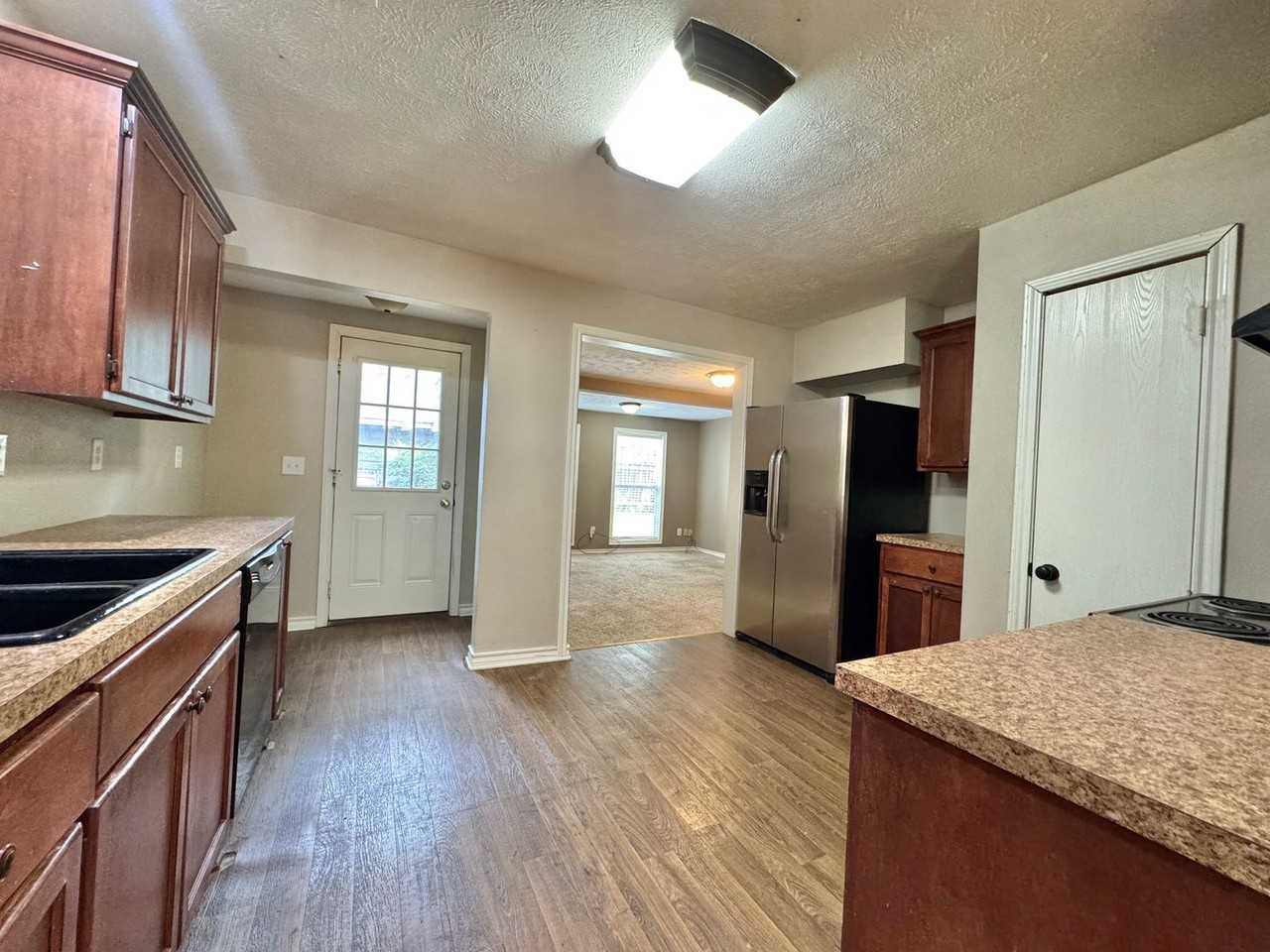 722 W 34th St - Photo 4 of 13