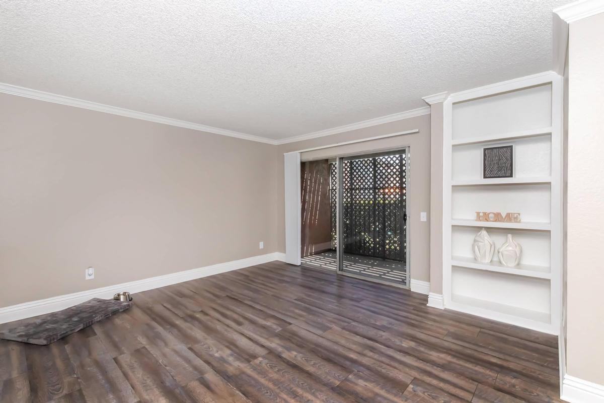 1725 E G St - Photo 4 of 13