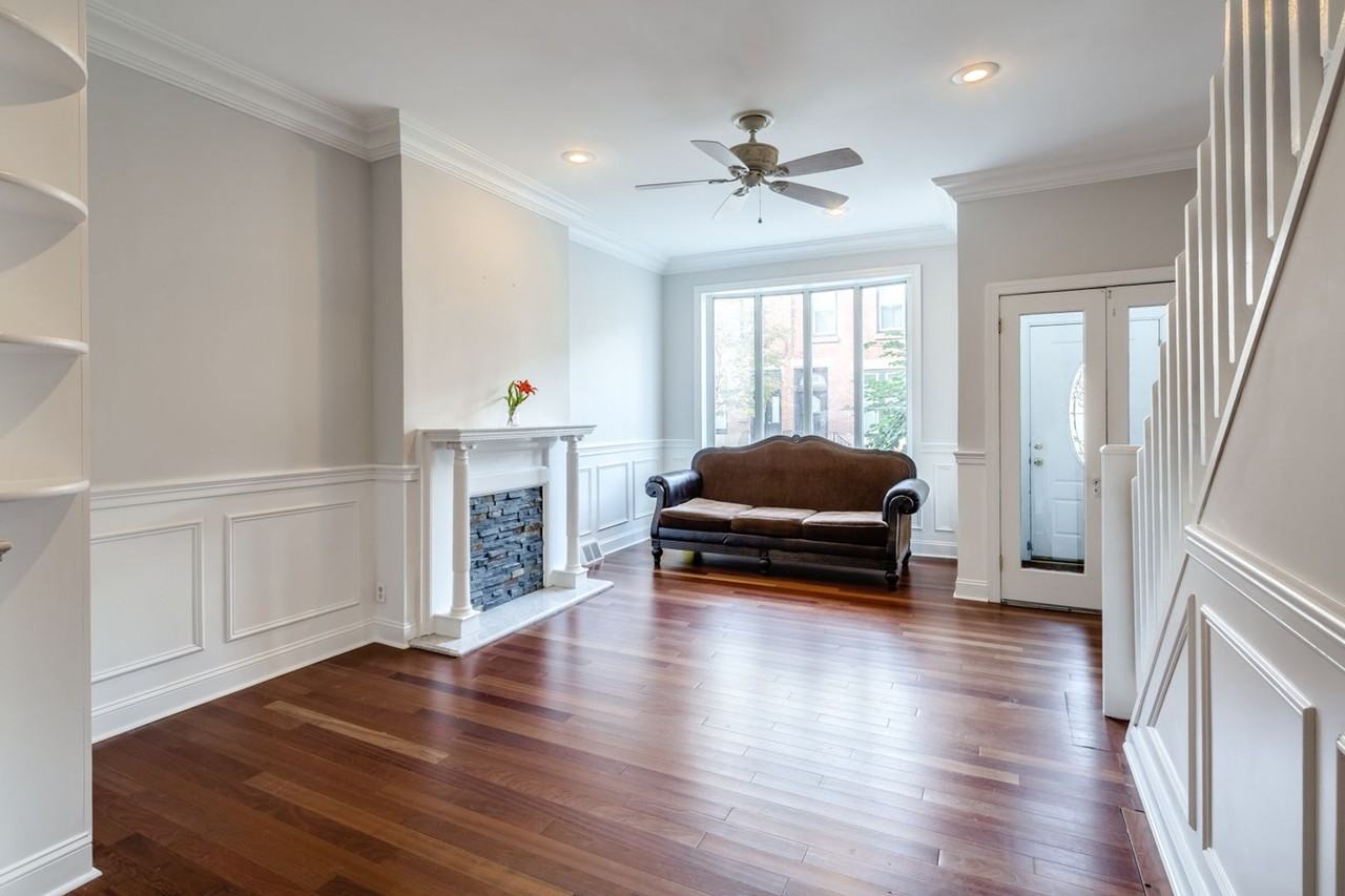 2410 Carpenter St - Photo 2 of 15